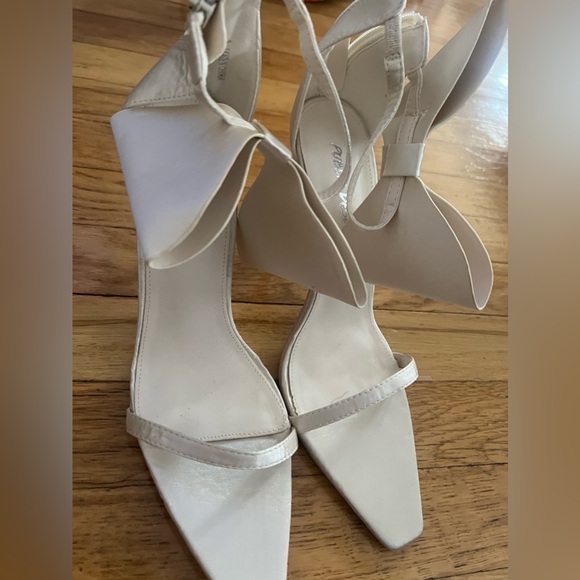 Bow heels - Picture 1 of 2